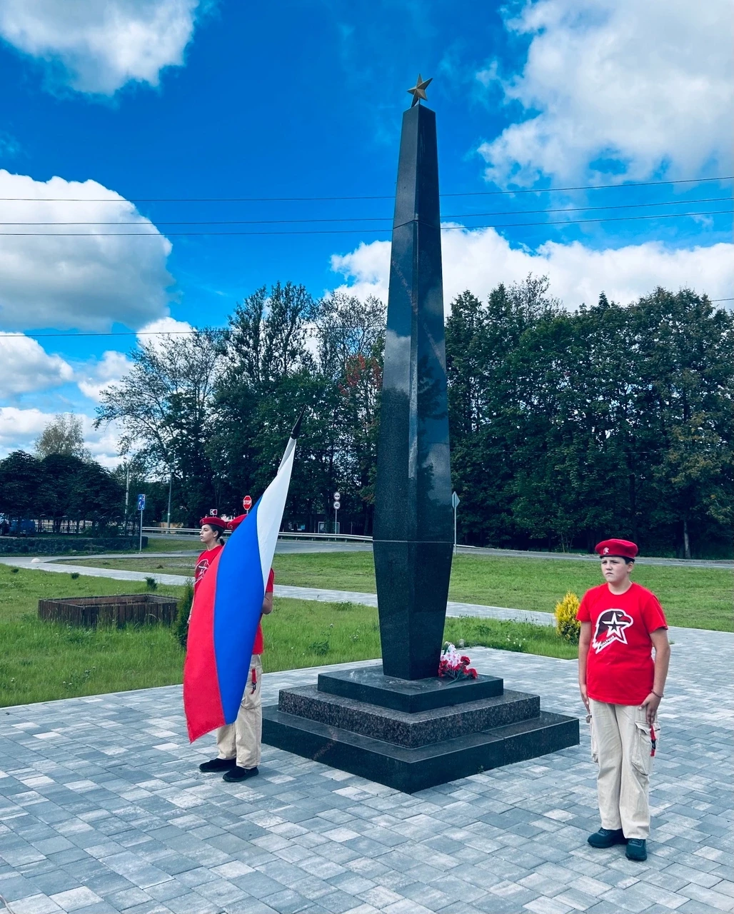 С Днём России! Пусть наша великая страна всегда остаётся символом силы, мужества, красо...