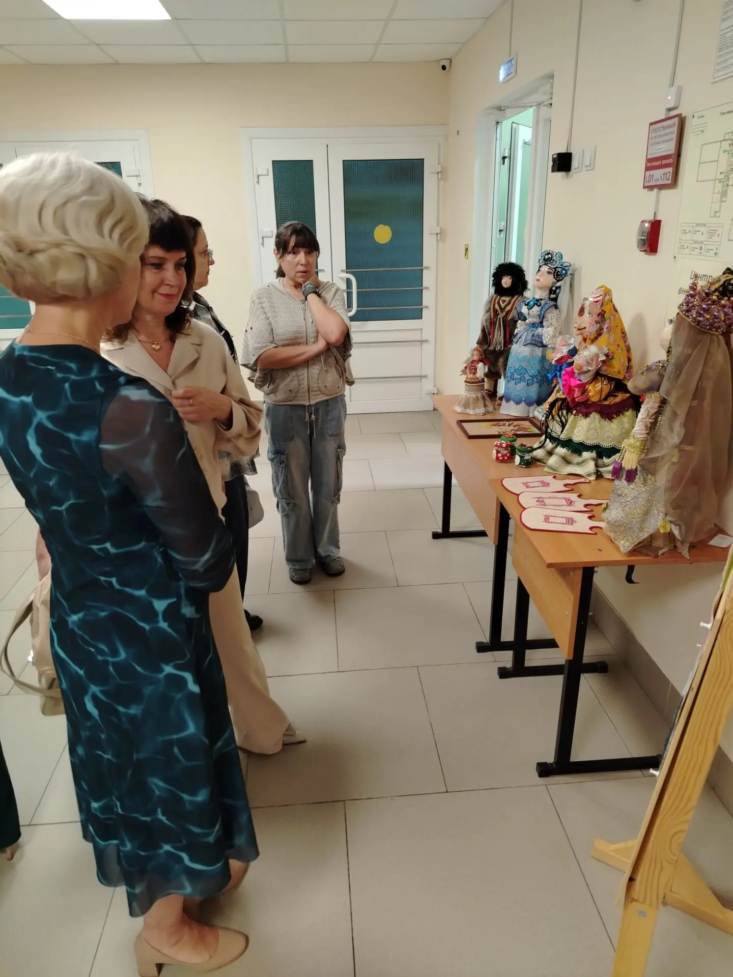 На втором этаже школы #4  участников августовского совещания также встречают выставки. ...