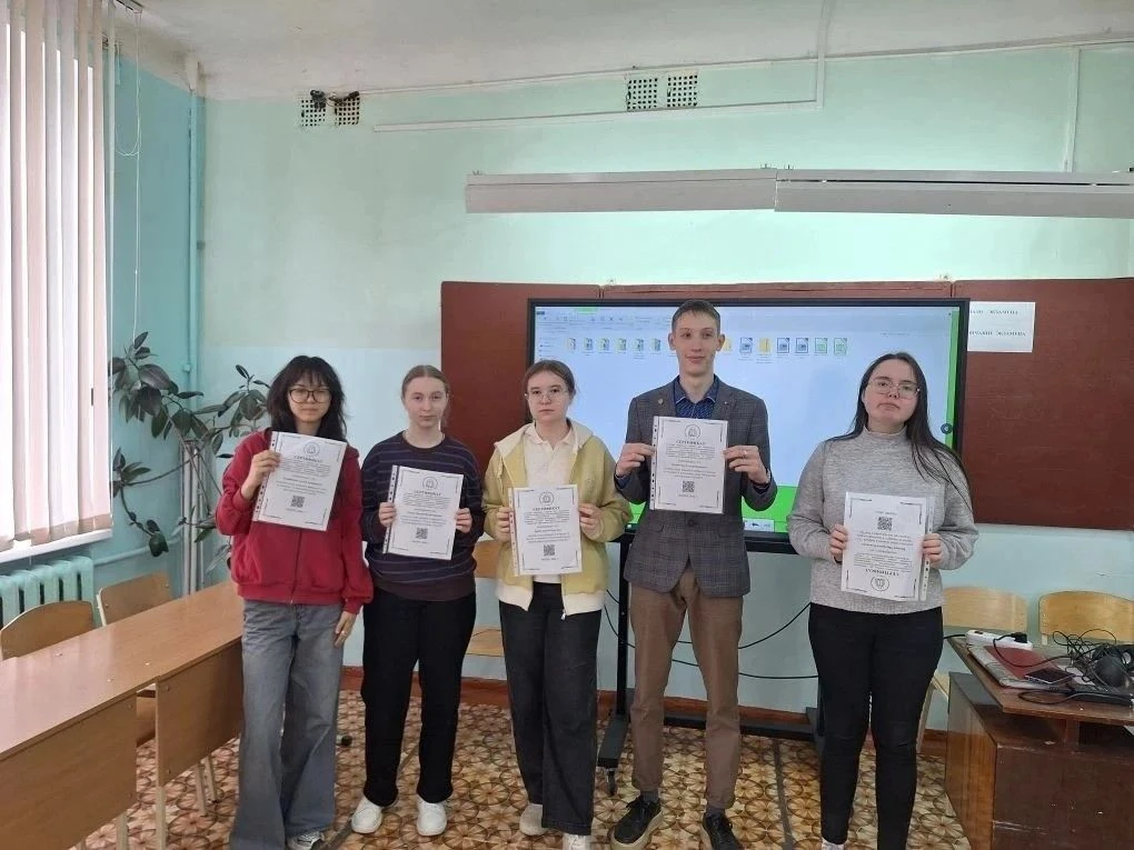 Близится пора экзаменов, а наших одиннадцатиклассников уже можно поздравить с первыми р...