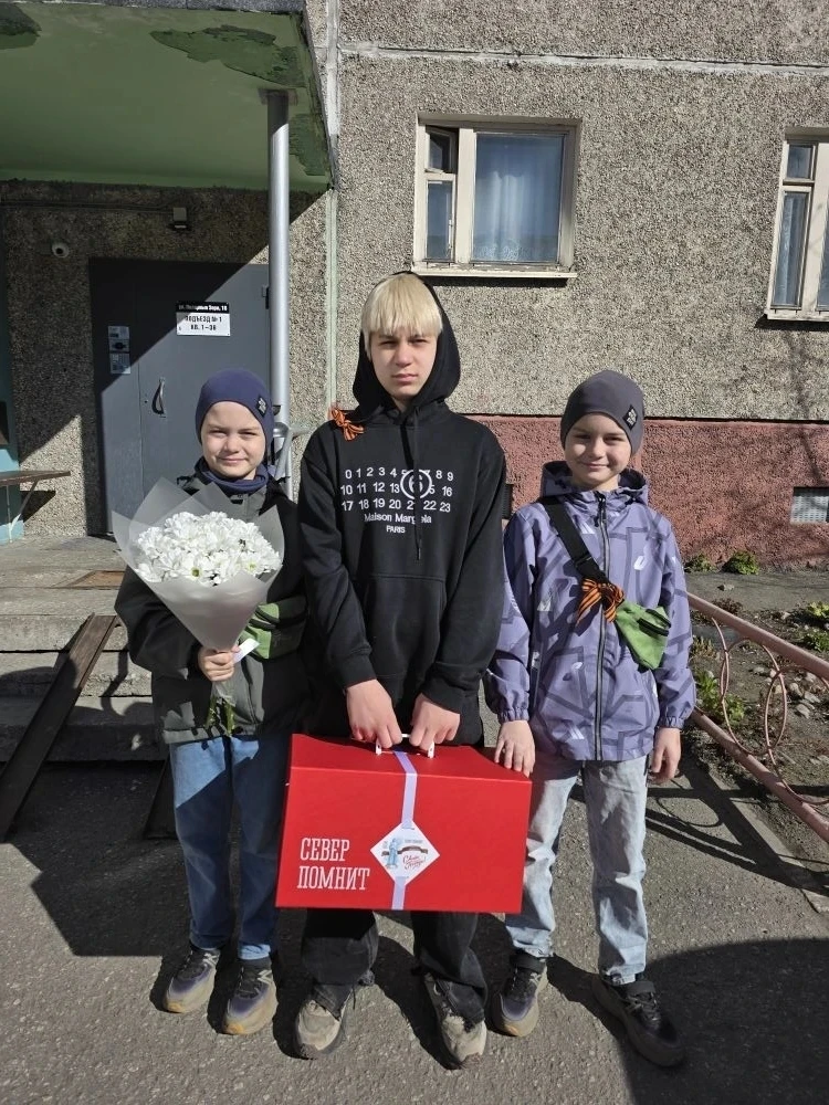 Накануне Дня Победы братья Токаревы — Марк из 7 А класса, Роман и Игорь из 3 А класса н...