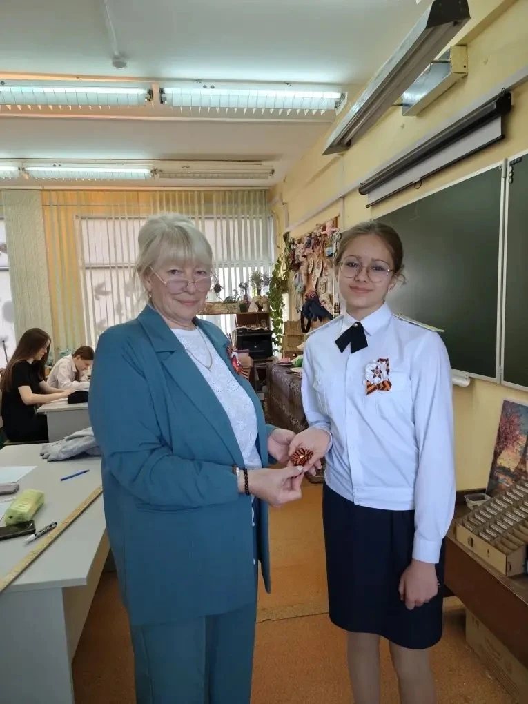 🌺 Кадеты поздравили учителей с Днём Победы! 🌺  Сегодня в нашей школе царила особенная атмосфера тепл