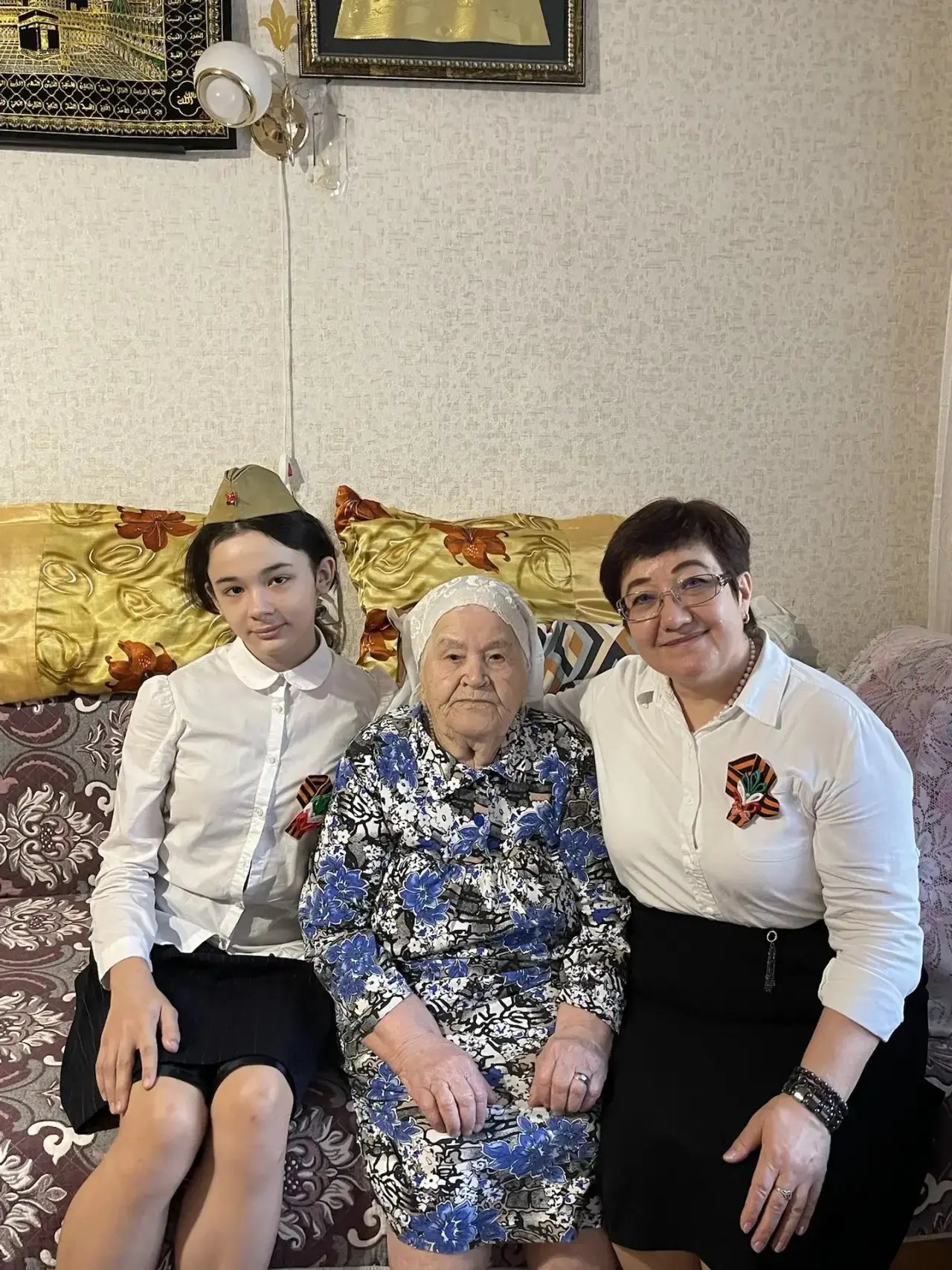 Сегодня ученики 6 «Г» класса  поздравили  Софию Нугумановну Тухватуллину, ветерана ВОВ,  с наступающ