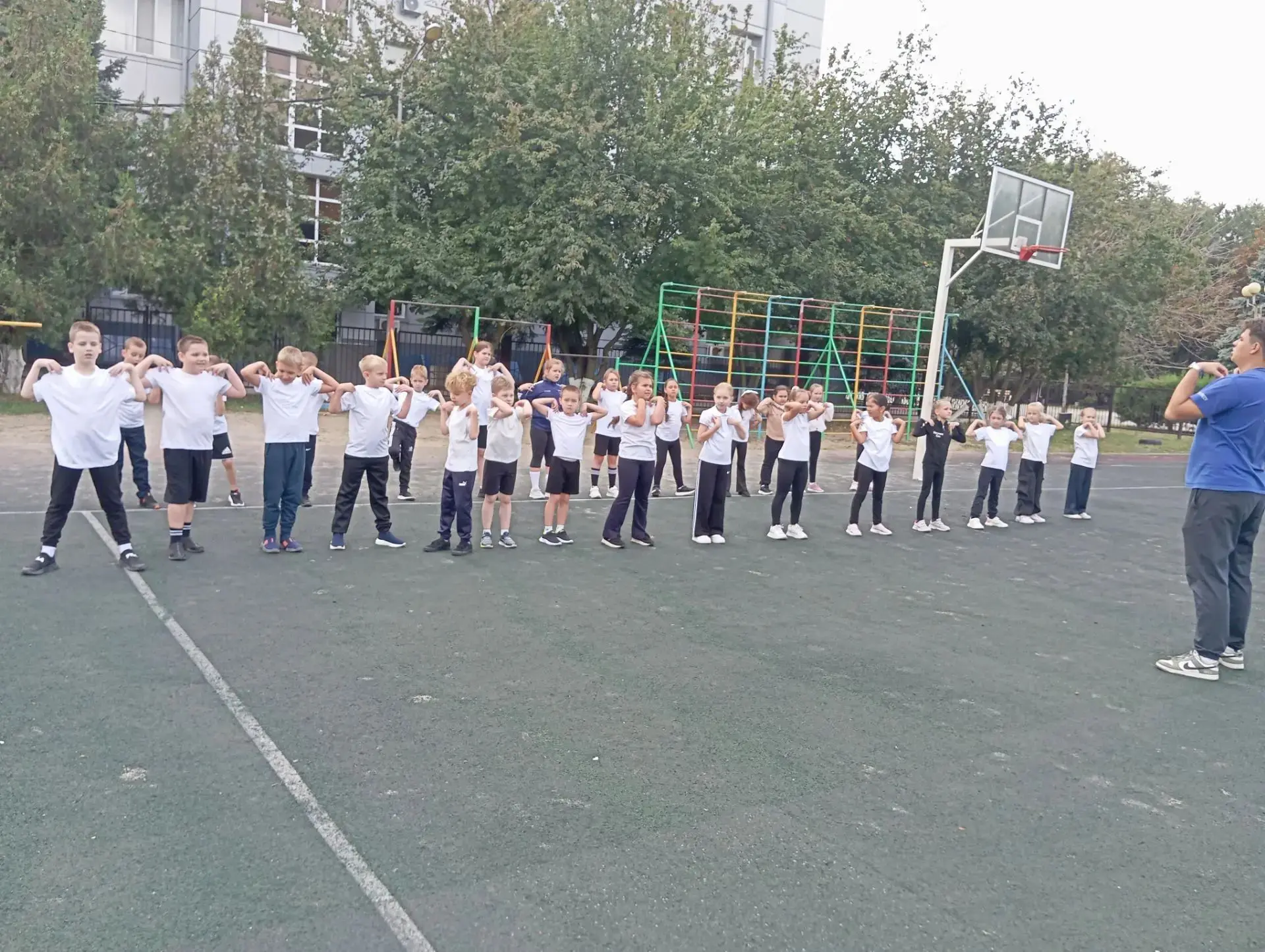 2 Б класс. Уроки физкультуры.