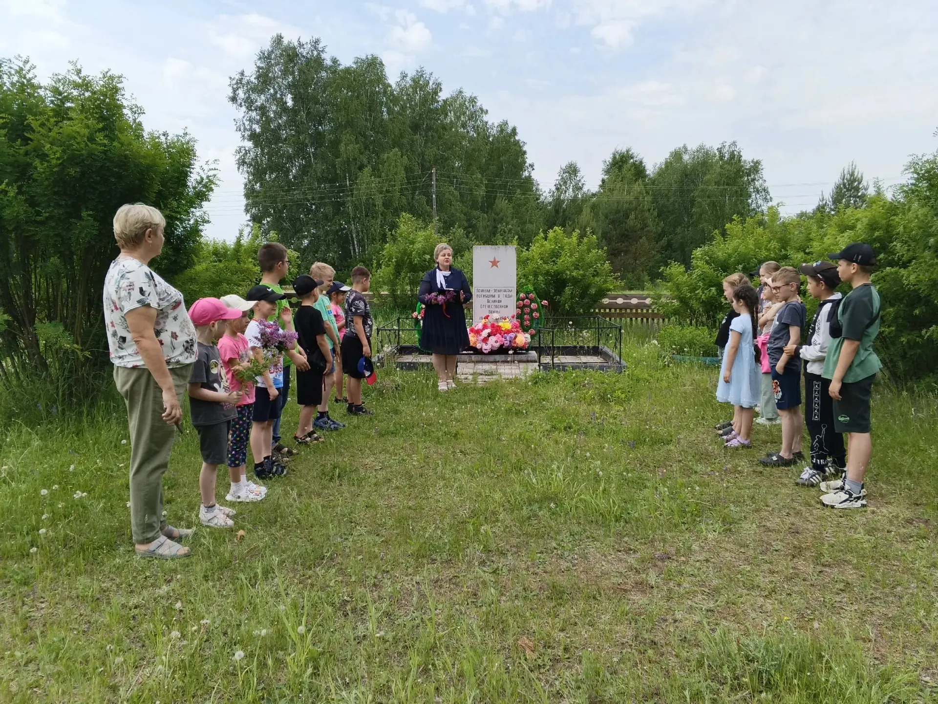 22 июня — День памяти и скорби

Сегодня у памятника погибшим  воинам-землякам собрались главные хран
