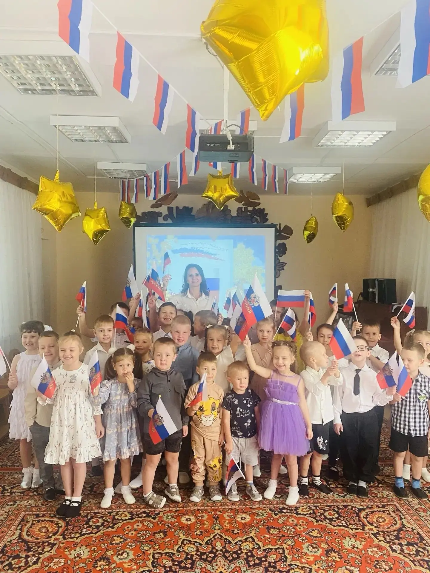🇷🇺 Велика Россия и бескрайна, но с любых высот все видят знак: то что Родина сильна н...