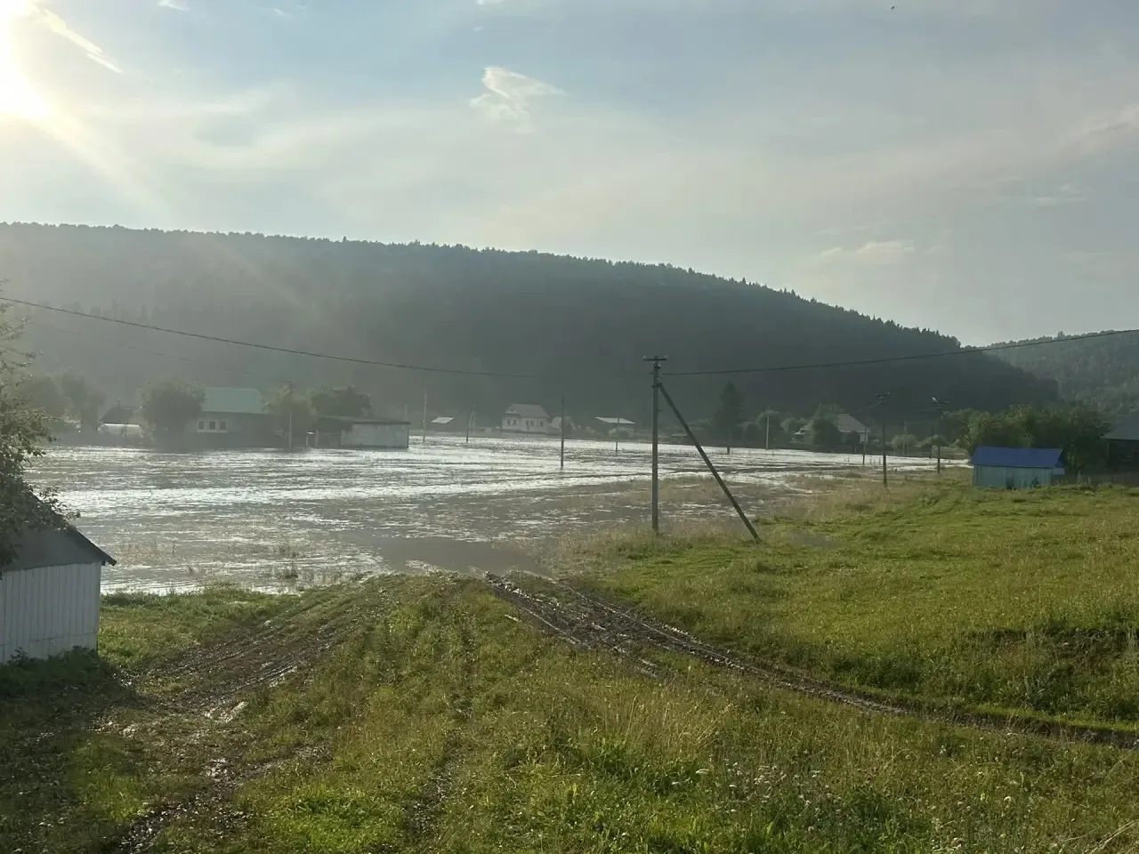 Ситуация с паводком остаётся крайне напряжённой. Пришла «большая вода» — уровень поднял...