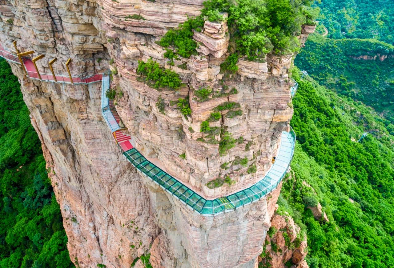 Гора Тяньмэнь, Китай 🇨🇳  🔹 Тяньмэнь или Тяньмэньшань - гора, расположенная неподалеку от города и па