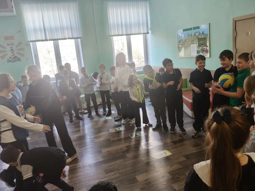🏃‍♂️ Перемена, которую ждали все! Мяч, улыбки и настоящее добро 💛  ✨ Программа «Первый шаг» — это не