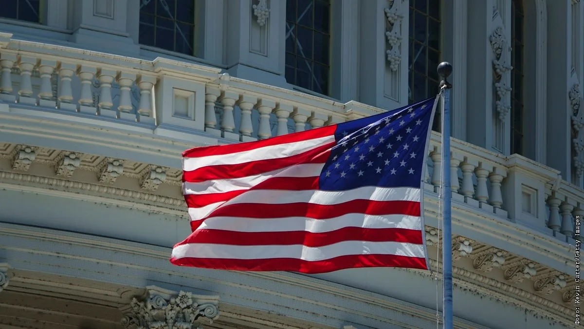 Сенат США принял резолюцию об ограничениях военных полномочий Трампа.

И запретил ему ведение дальне
