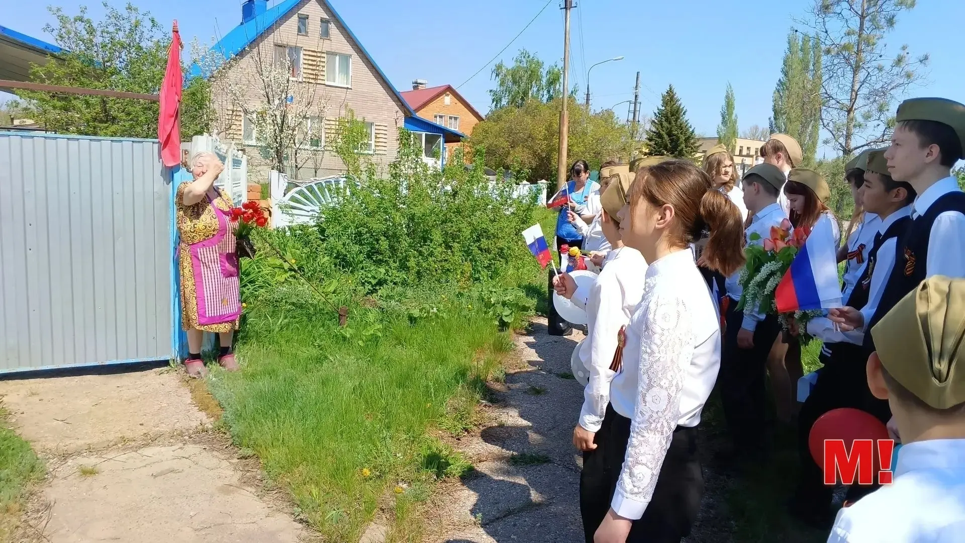 Волонтеры  школы п.Колос Марксовского района активисты "Движения первых" поздравили пожилых односель