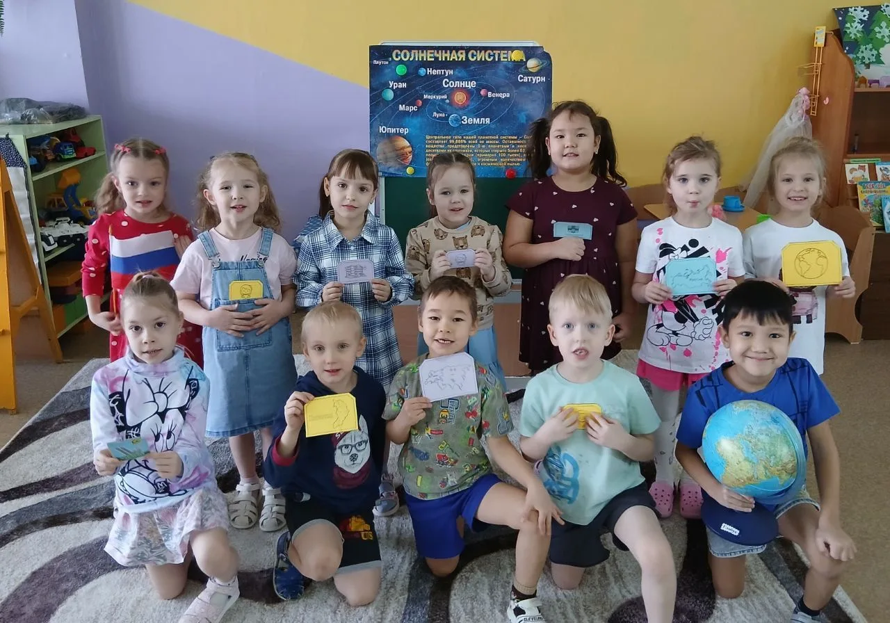 Сегодня в нашем детском саду дети мастерили макет, который помогает понять, где именно они находятся