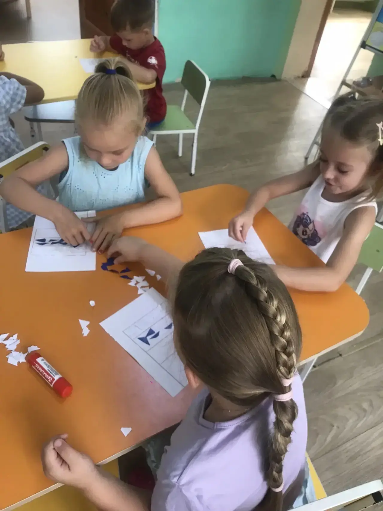 Наши дети с помощью аппликации создали«Российский флаг» — это замечательное занятие для...