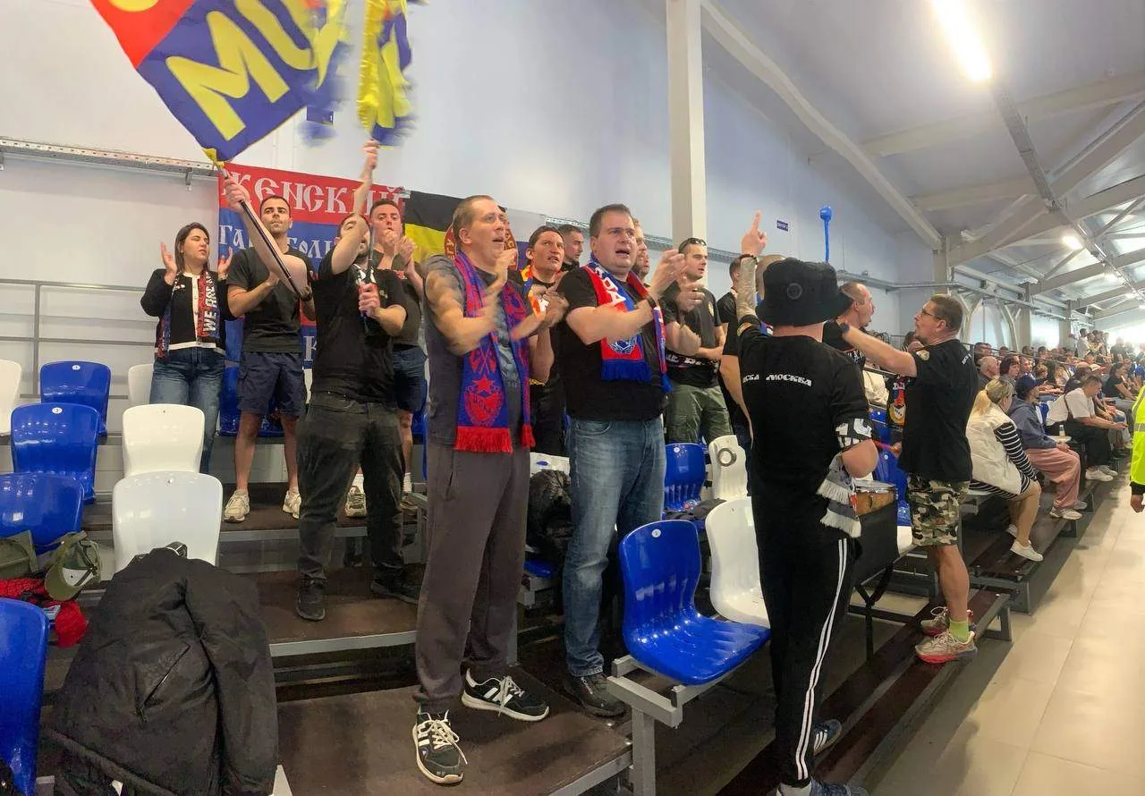 Фанаты ЦСКА на выезде в селе Абрау-Дюрсо за женскую гандбольную команду.