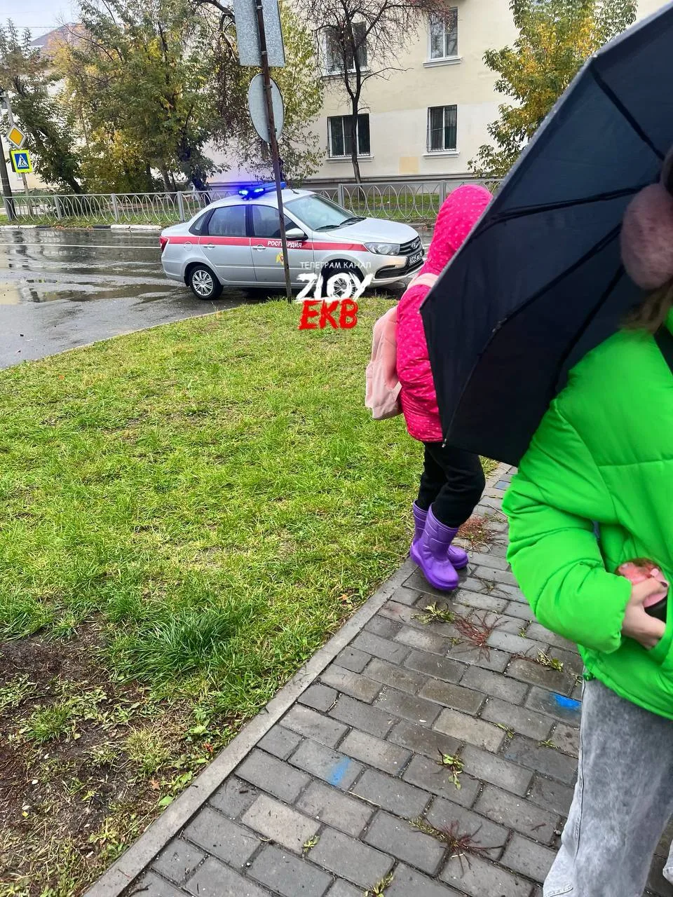 Очевидцы сообщают, что в Верхней Пышме эвакуировали школу № 1. На место прибыл экипаж Р...