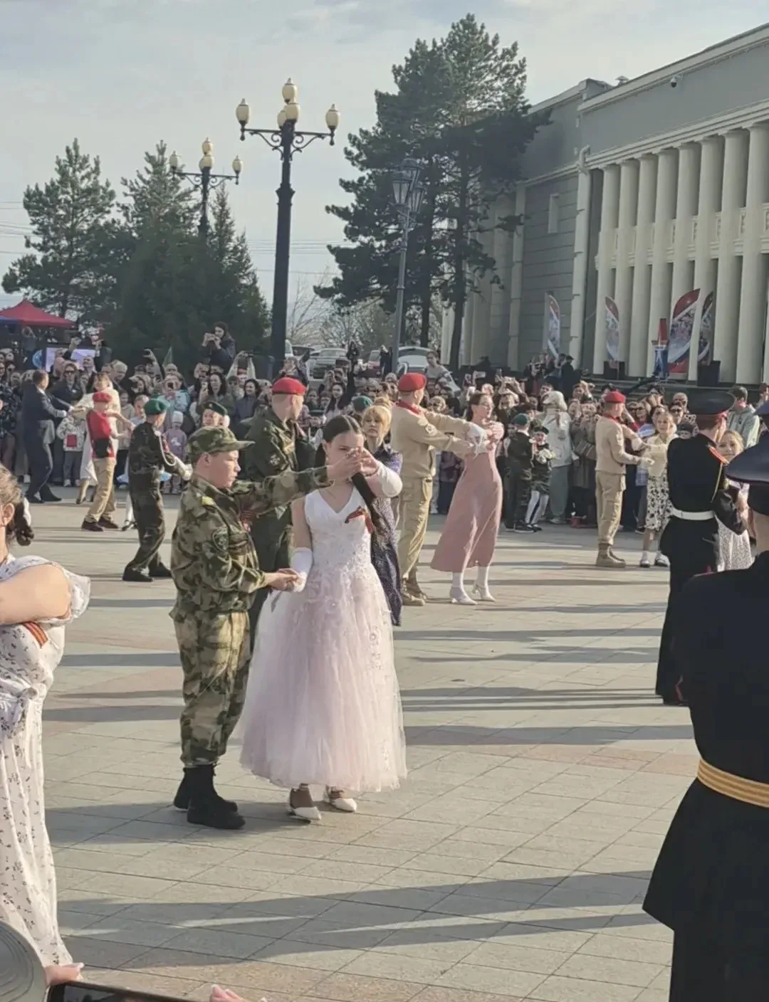 Сегодня на площади «Город Воинской славы» прошла танцевально-патриотическая акция «Дальневосточный в