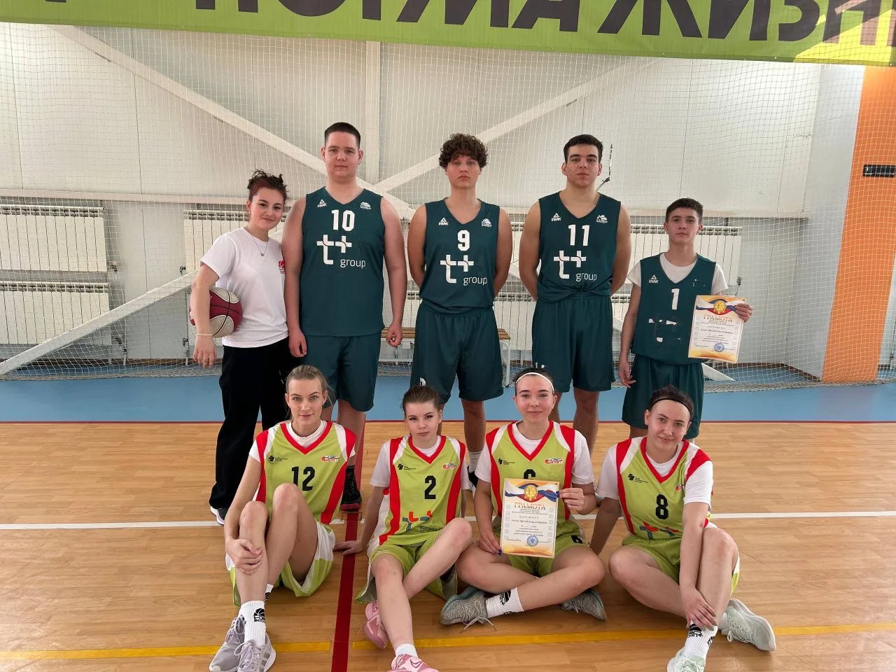 🏀 Наши парни и девушки - гордость школы!  Сегодня в ФОК «Центр-ЮГ» проходил муниципальный этап сорев
