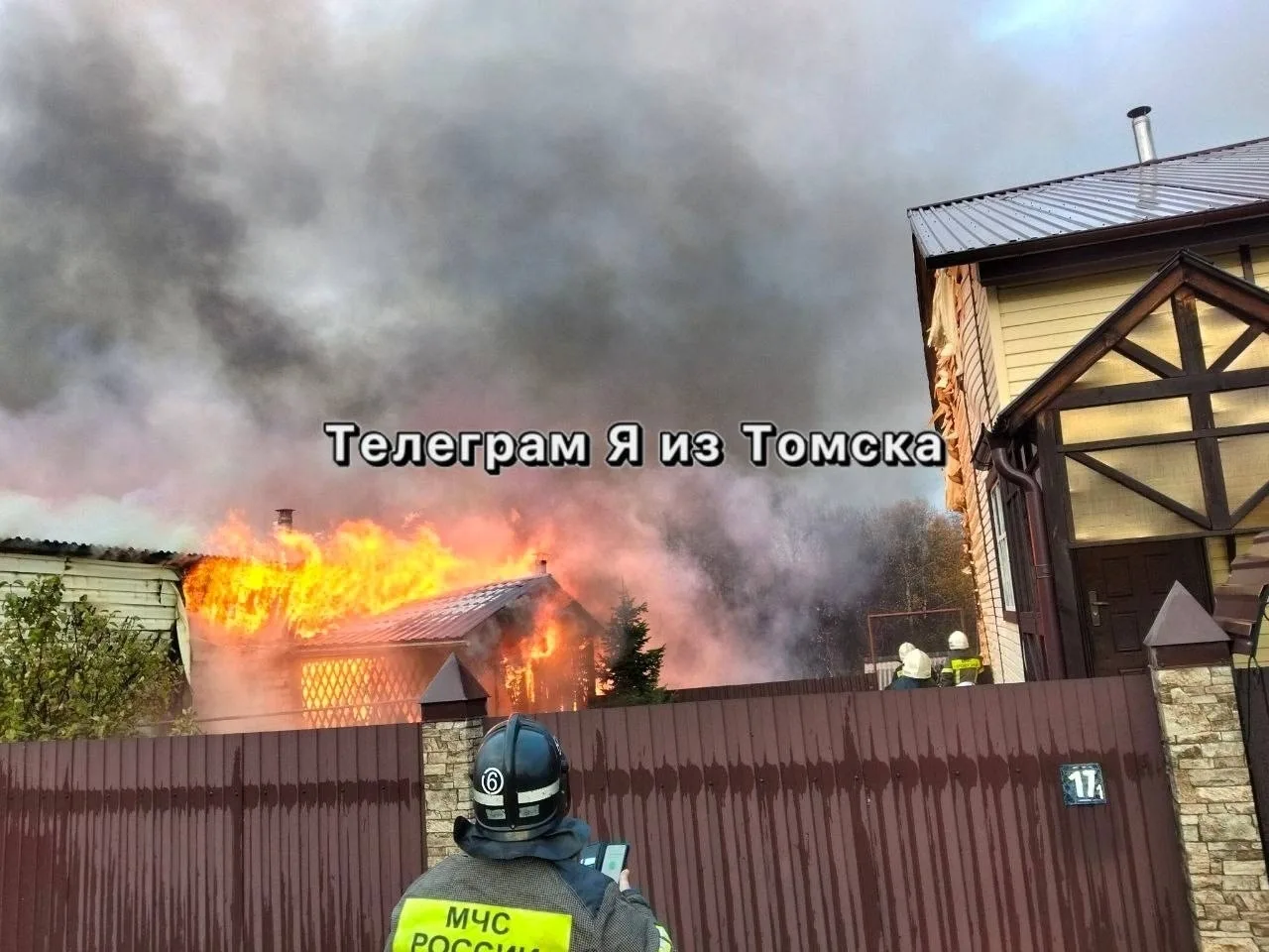 🔥 На улице Солнечной, 14 в селе Октябрьском загорелась стайка.