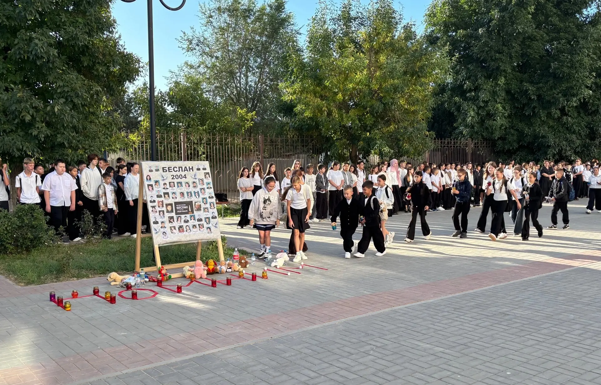 В образовательных учреждениях Лиманского округа почтили память жертв терроризма
