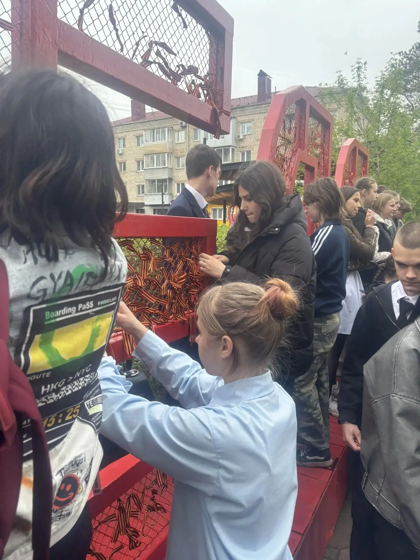 ✨ Студенты присоединились к патриотической акции «Ура, Победа!» в Уссурийске ✨  В Уссурийске у кинот