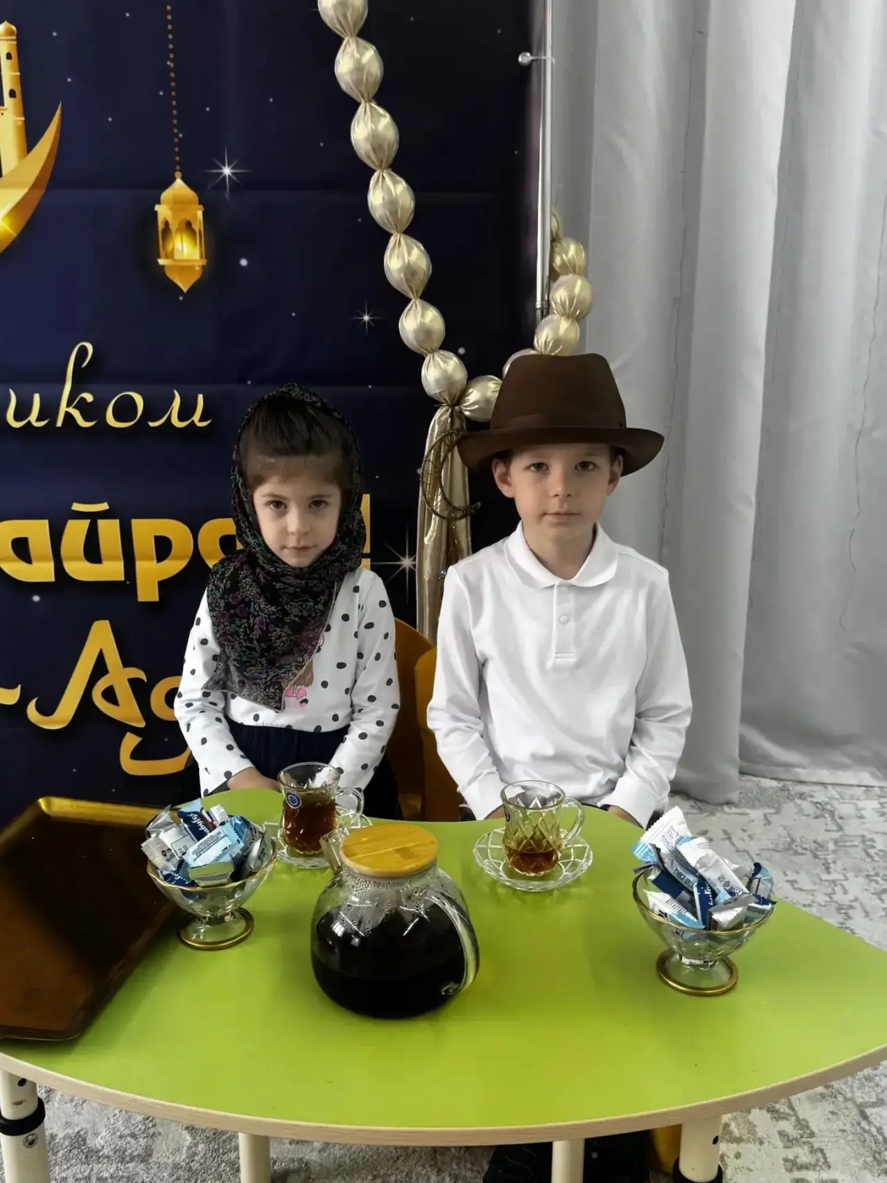 Дедушки с бабушками наслаждаются чаепитием и строго контролируют подготовку к празднику.