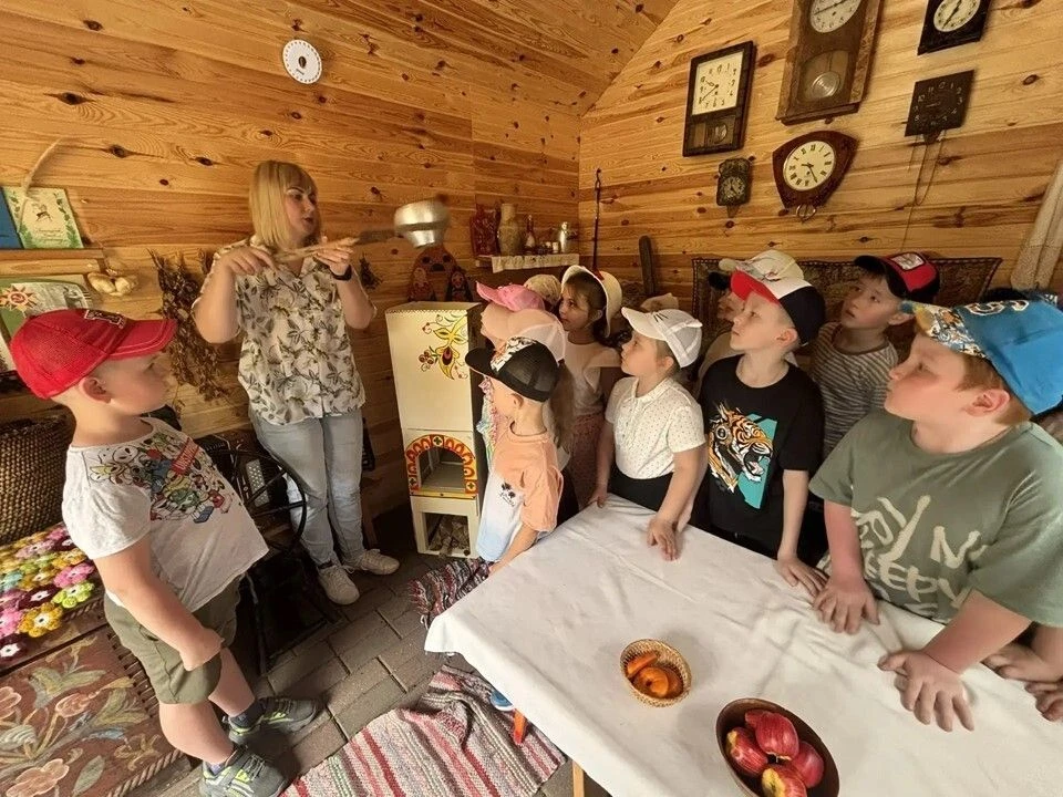 Воспитанники группы «Ромашка» познакомились с традиционной русской печью — главной геро...