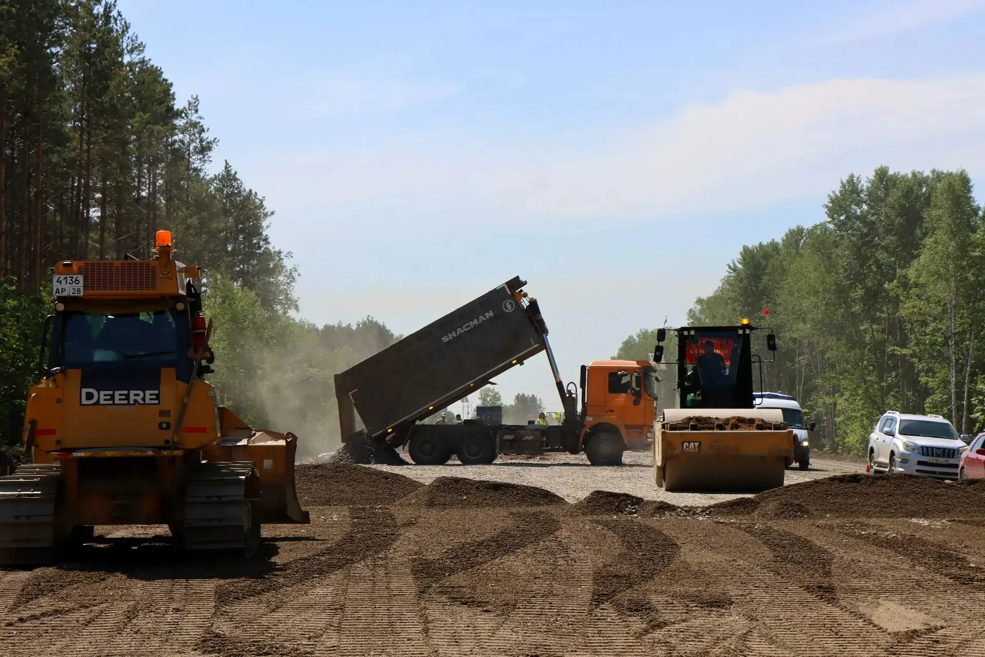 🚜 На аэропортовской трассе готовят основание дороги

Чтобы расширить его до четырех полос на протяж