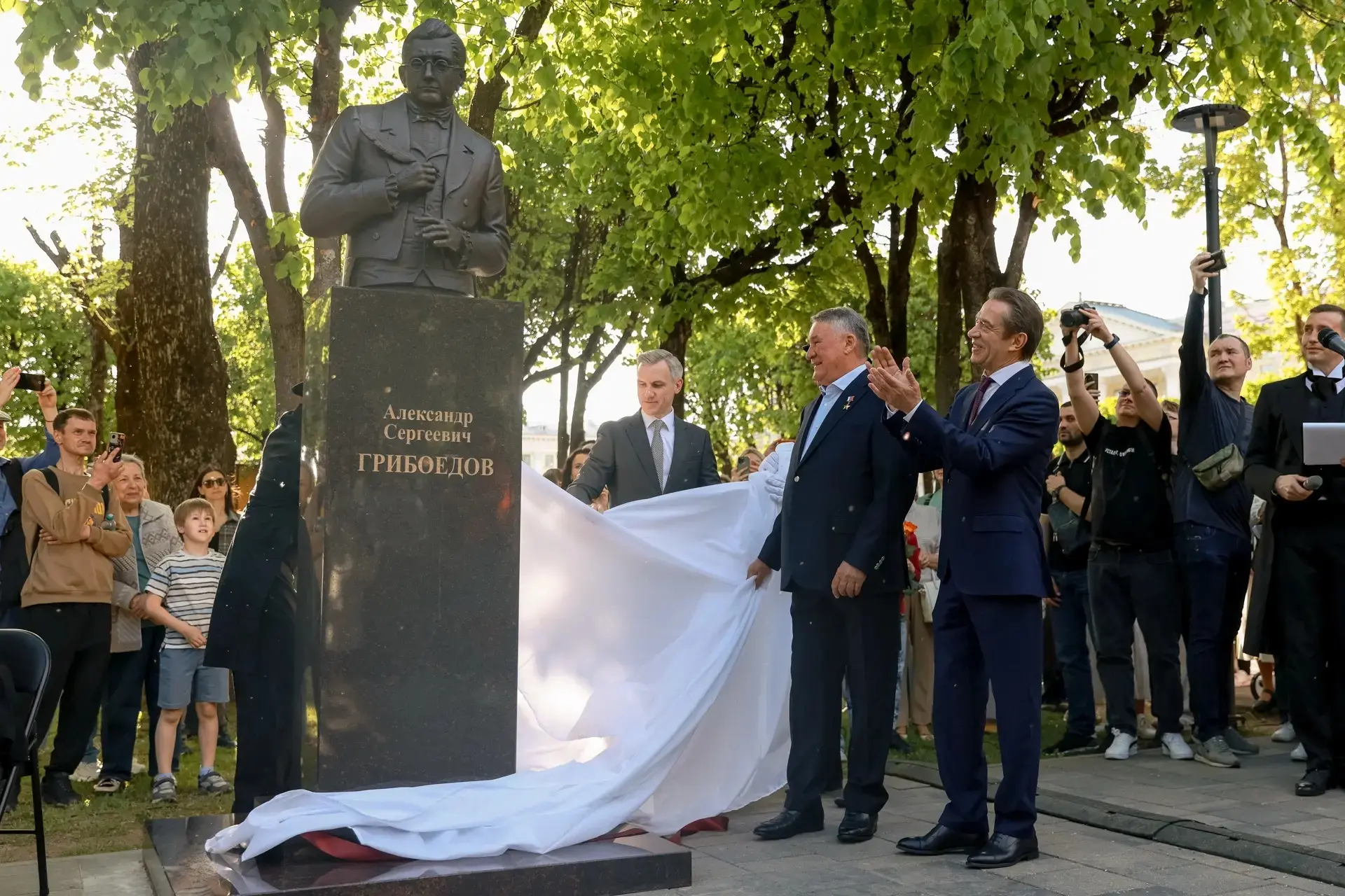 16 мая в честь 150-летия Всероссийского театрального общества в Смоленске установлен бюст великому р