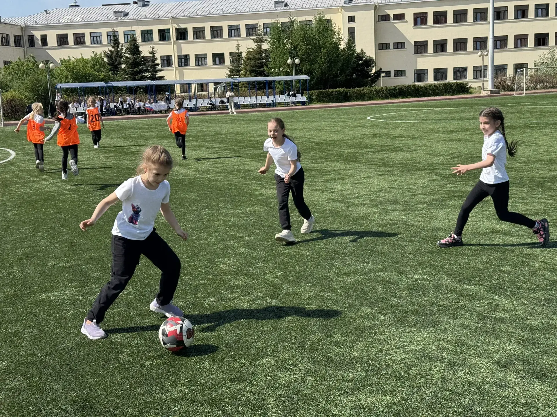 ⚽ ПОНЕДЕЛЬНИК ФУТБОЛА. ПЕРВЫЕ КЛАССЫ ВЫЯСНЯЛИ ОТНОШЕНИЯ НА ПОЛЕ   Сегодня на площадке Харченко встре