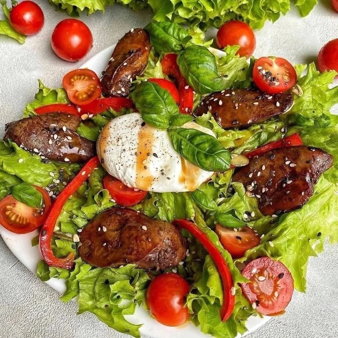 Теплый салат с печенью и яйцом пашот – очень вкусно, сытно и ярко!