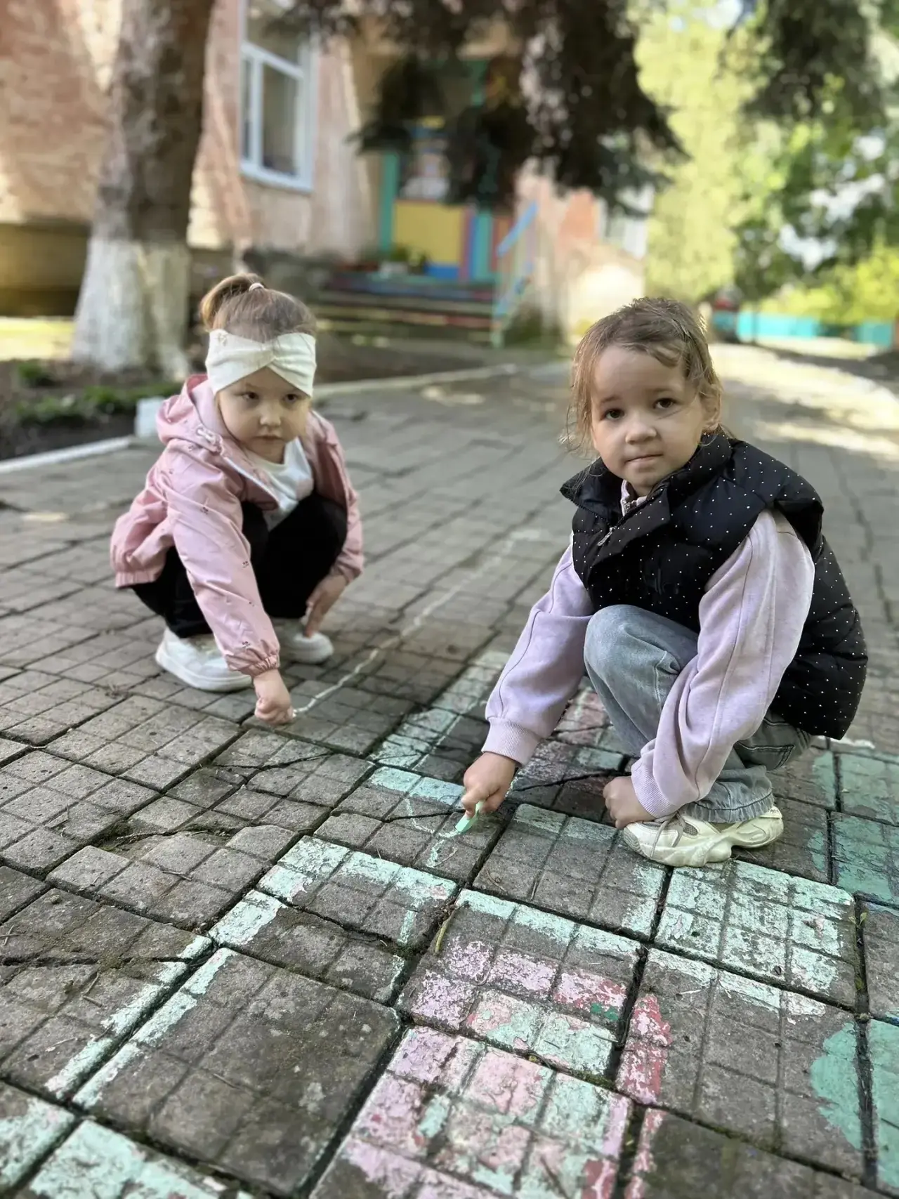 ☀️ Солнышко щедро делится своим теплом — самое время для весёлых приключений!
