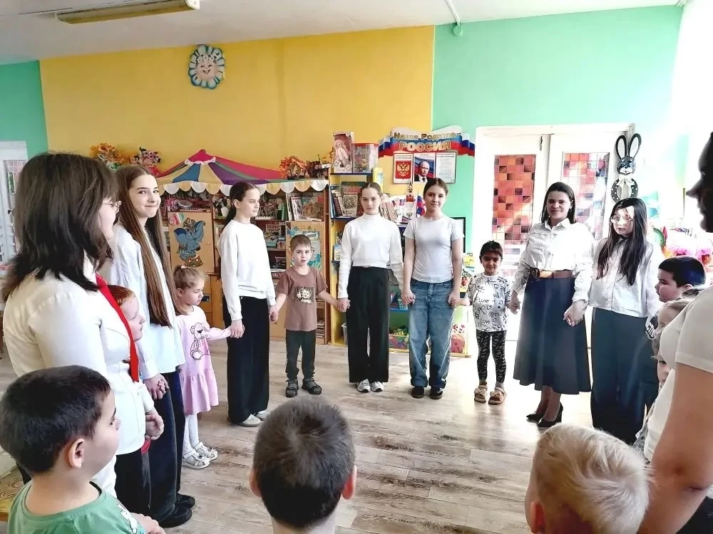 🇷🇺В рамках работы патриотического клуба "Мир, в котором я живу" и взаимодействия с МБОУ "СШ №10 с УИ