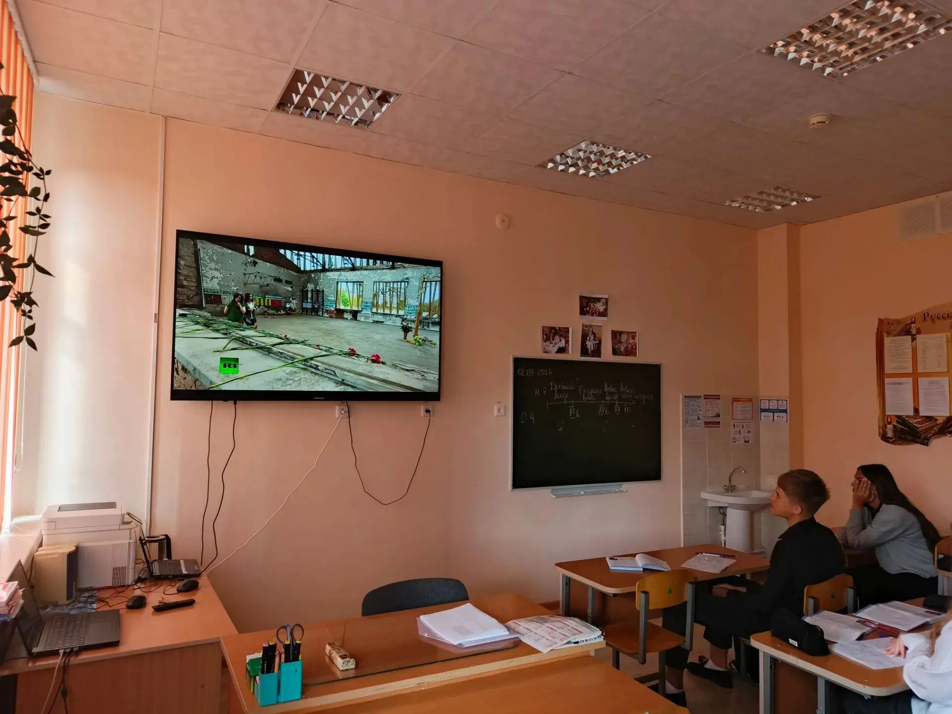 3 сентября, в День солидарности в борьбе с терроризмом, для старшеклассников прошёл час...