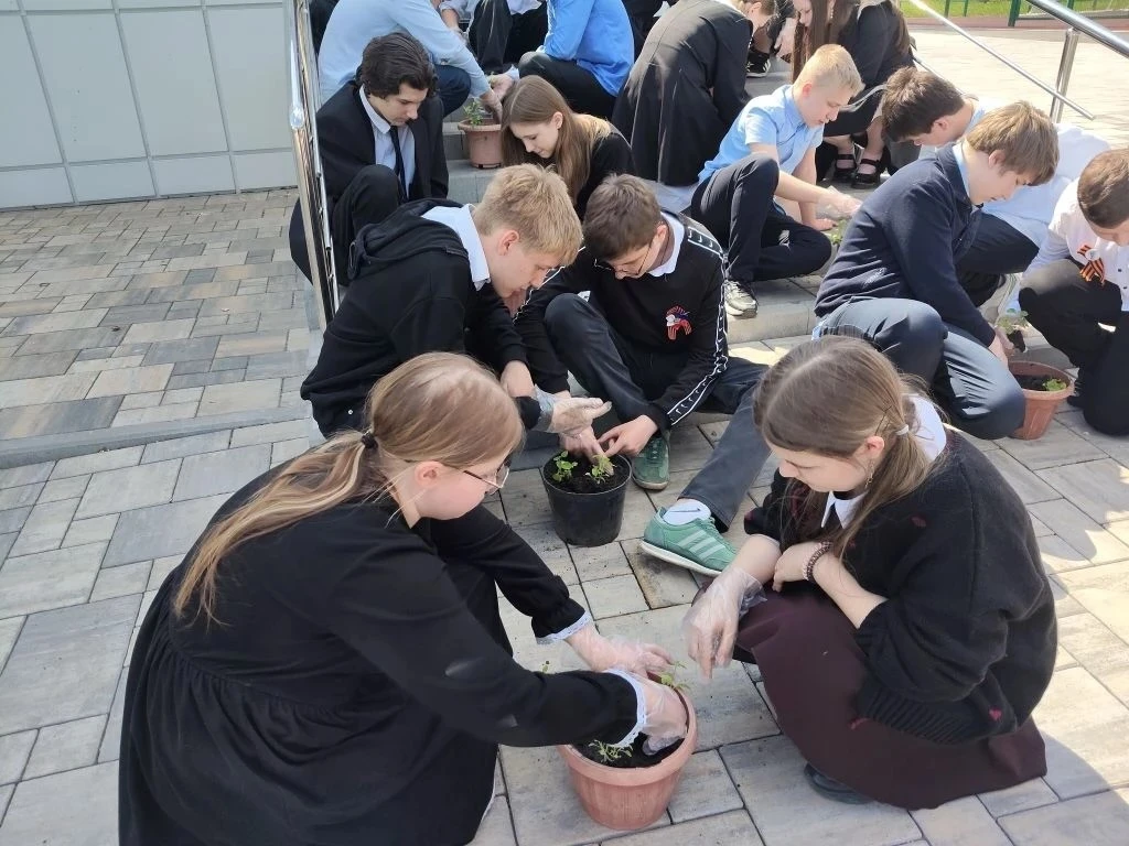 🌱 Наша школа цветет! 🌸 Ученики 7В класса - настоящие герои "Зеленой весны 2026"! 🌳    Сегодня, 7 мая