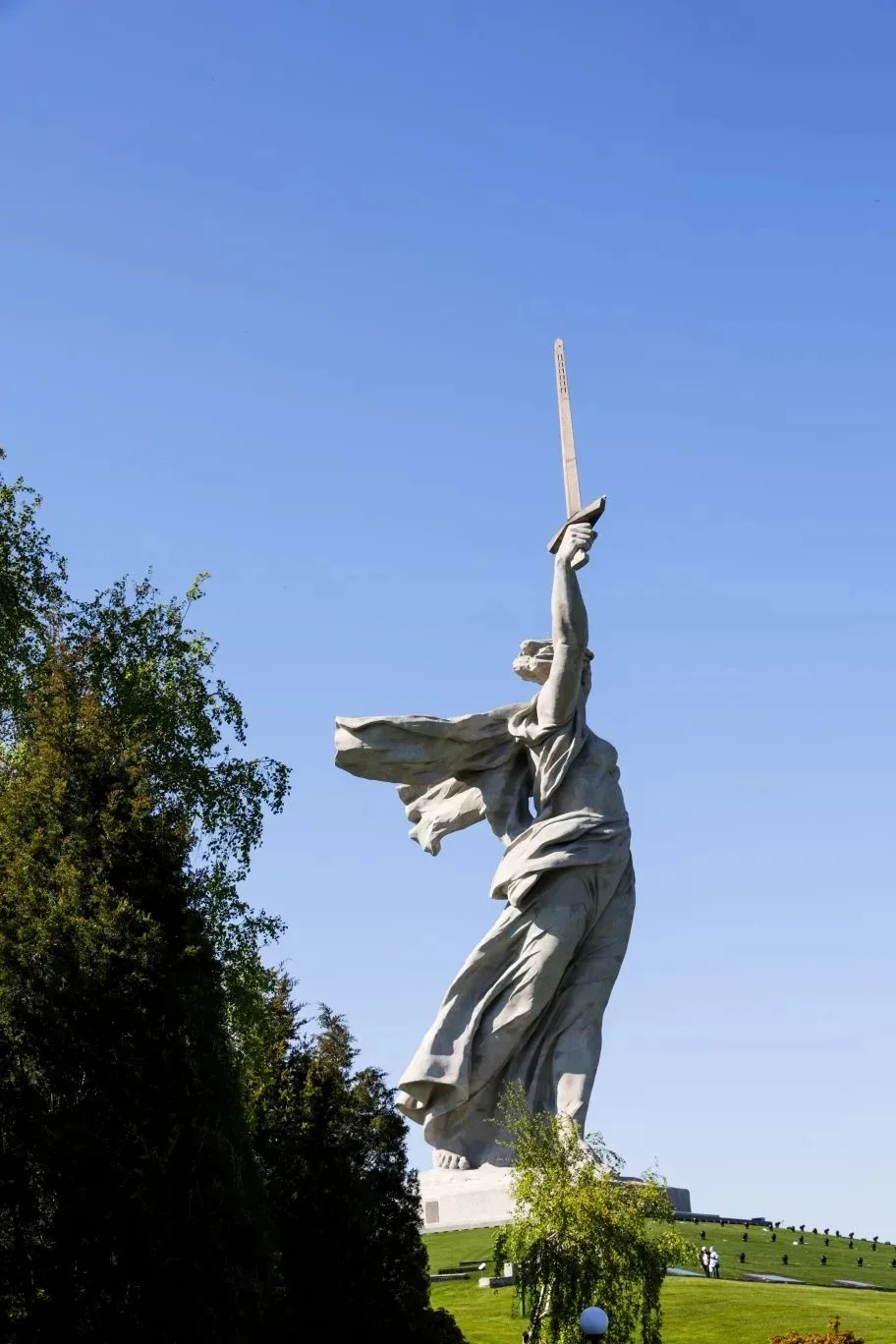 Автопробег памяти: волонтёрская миссия студентов РТУ МИРЭА в Волгограде продолжается.   🚀Студенты фи