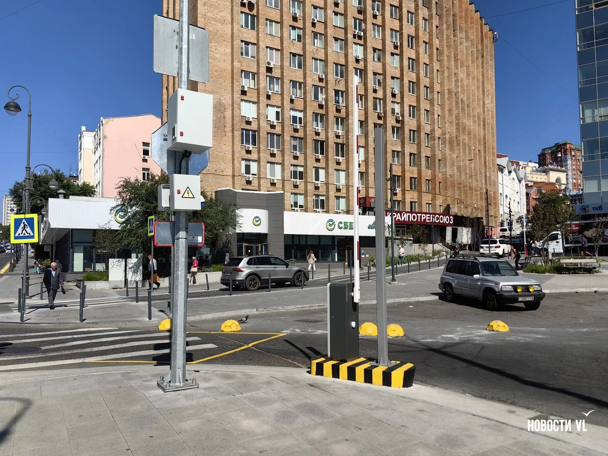 Во Владивостоке на Семеновской площади установили шлагбаум, который будет открываться т...
