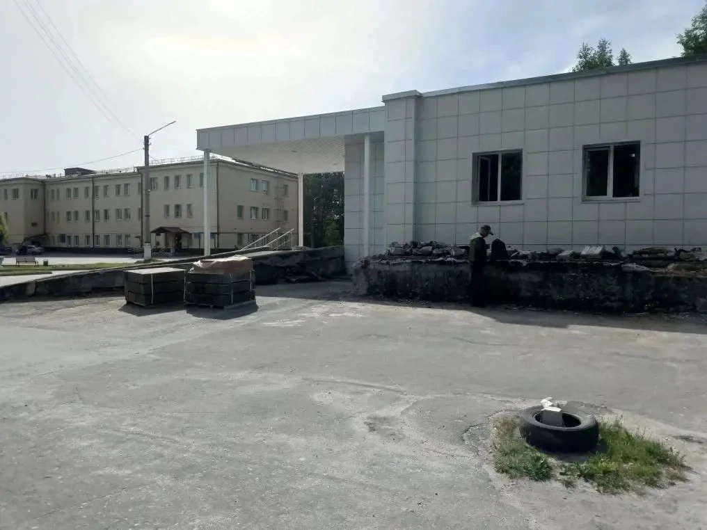 Приступили к ремонту терапевтического корпуса Сегежской ЦРБ

Подрядчик обновит фасад, отмостки, вход