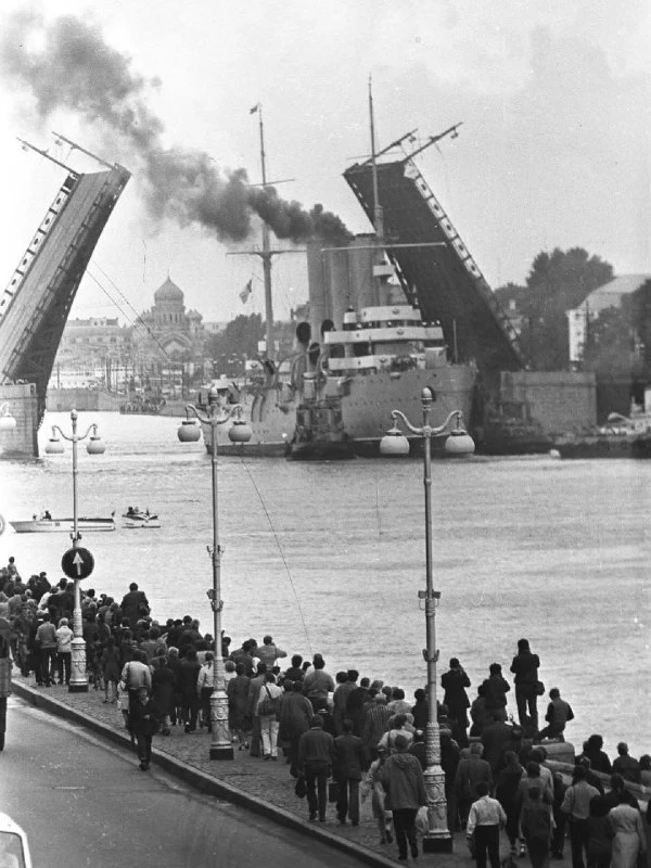 «Аврора» проходит под Дворцовым мостом: редкий кадр 1984 года 🚢