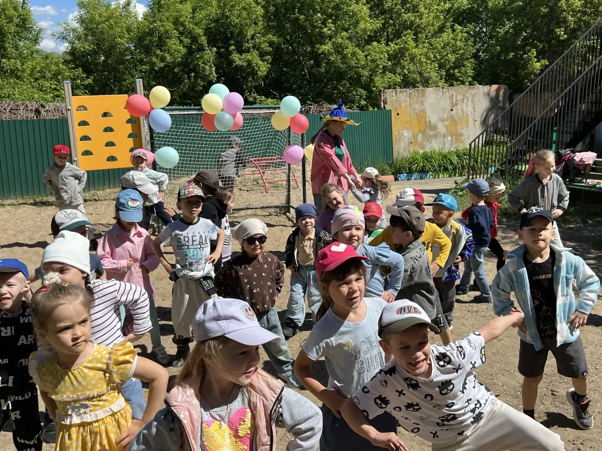 Дети — радость, дети — счастье.
Детства нет поры прекрасней!
Пусть же будет оно светлым,
Добрым, мир