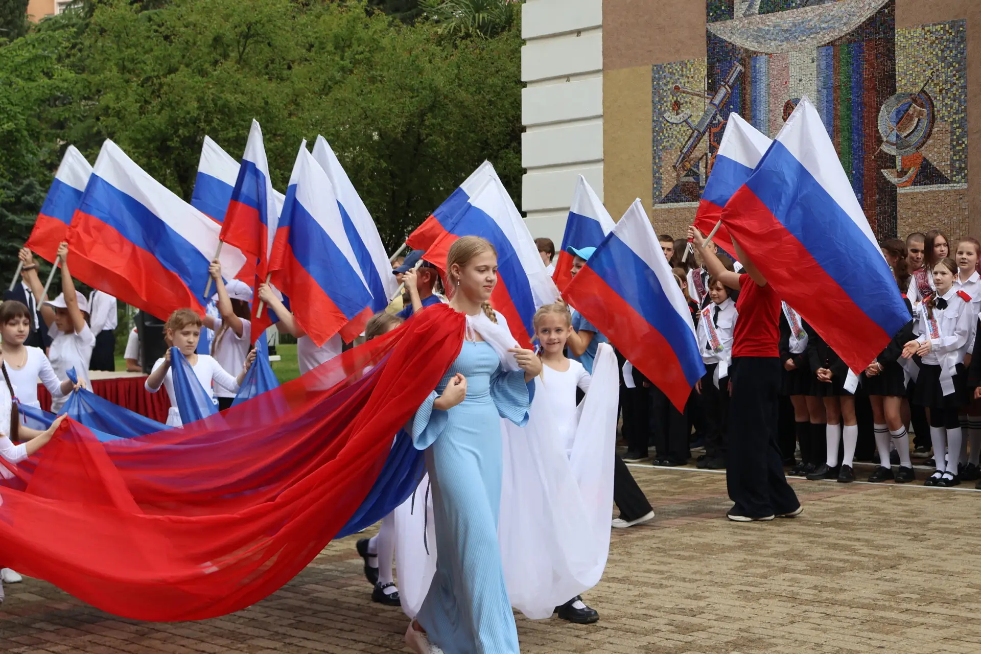 Прозвенел последний звонок 🔔, и закончился последний урок... 📐✏📚    Или всё только начинается? Конеч