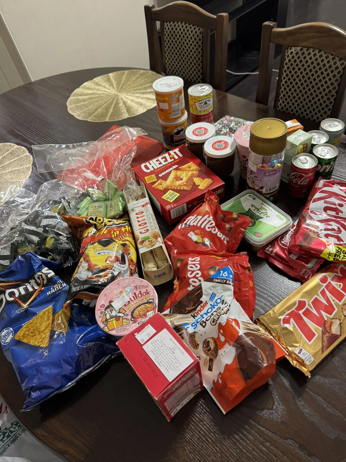 Разобрала чемоданы.. вкусняшек привезла Юлечке и Даниилу)