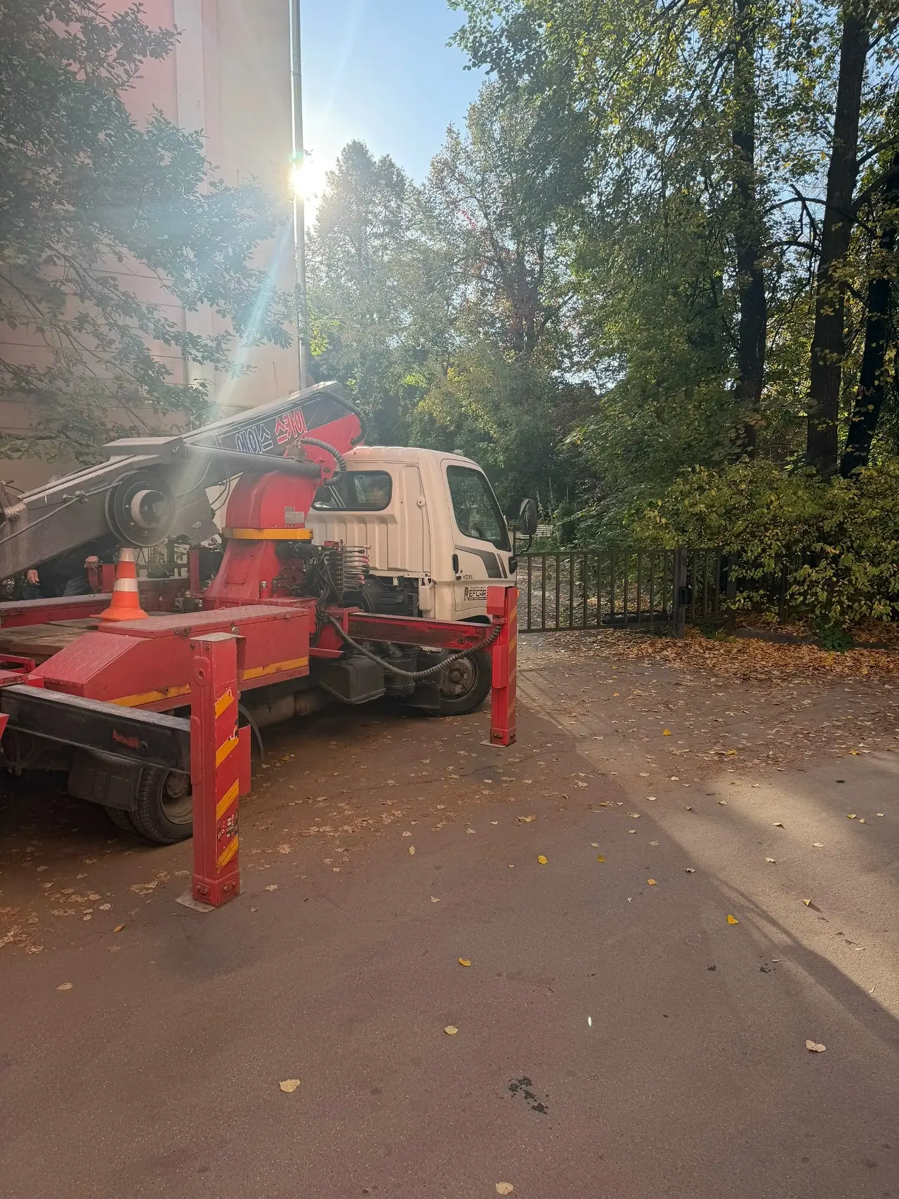 У УФССП сегодня перегородили вьезд во двор. Гибдд не реагирует вообще никак.