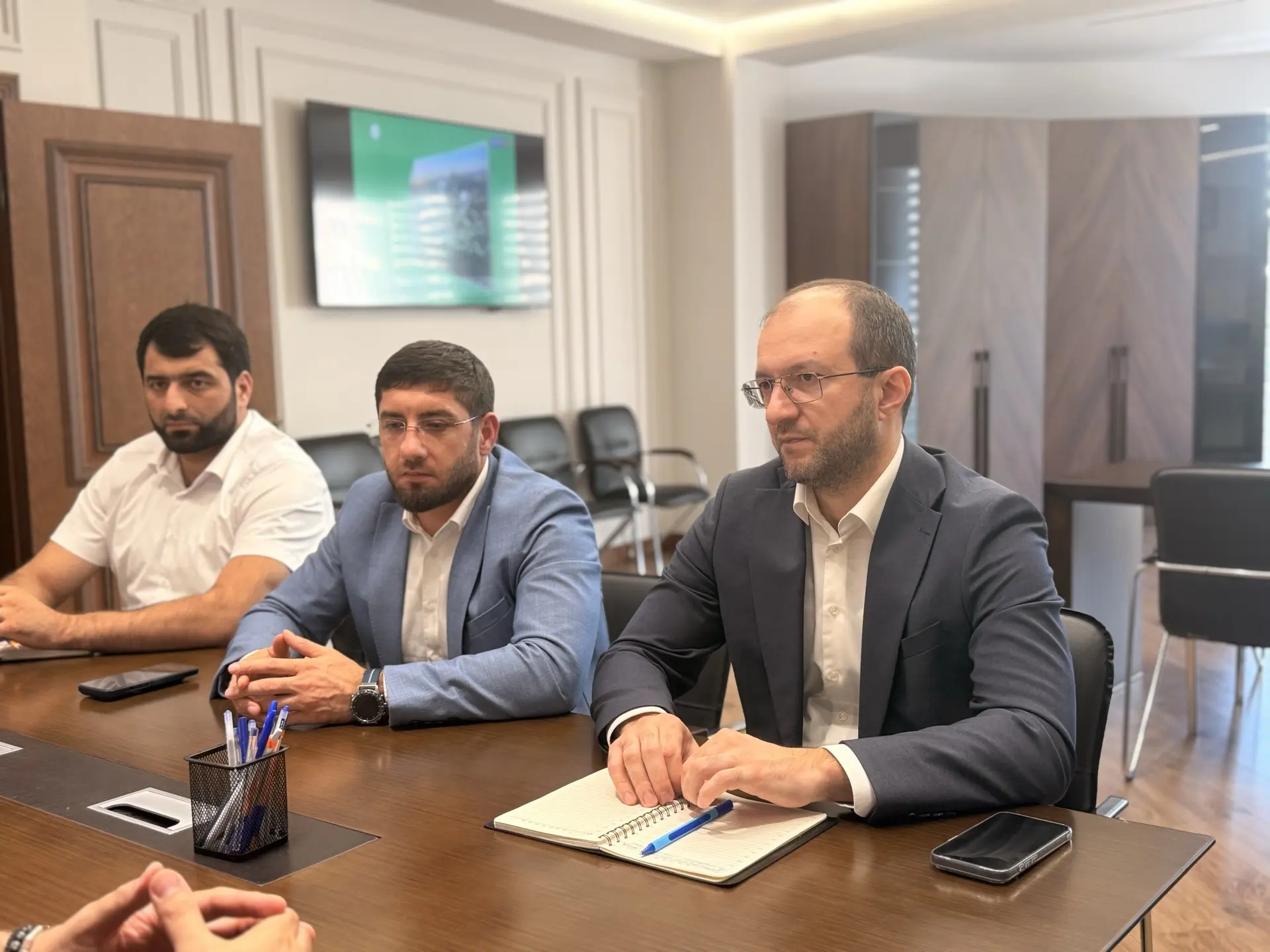 В МФЦ Дагестана обсудили запуск услуг по открытию лицевых счетов для оплаты электроэнергии