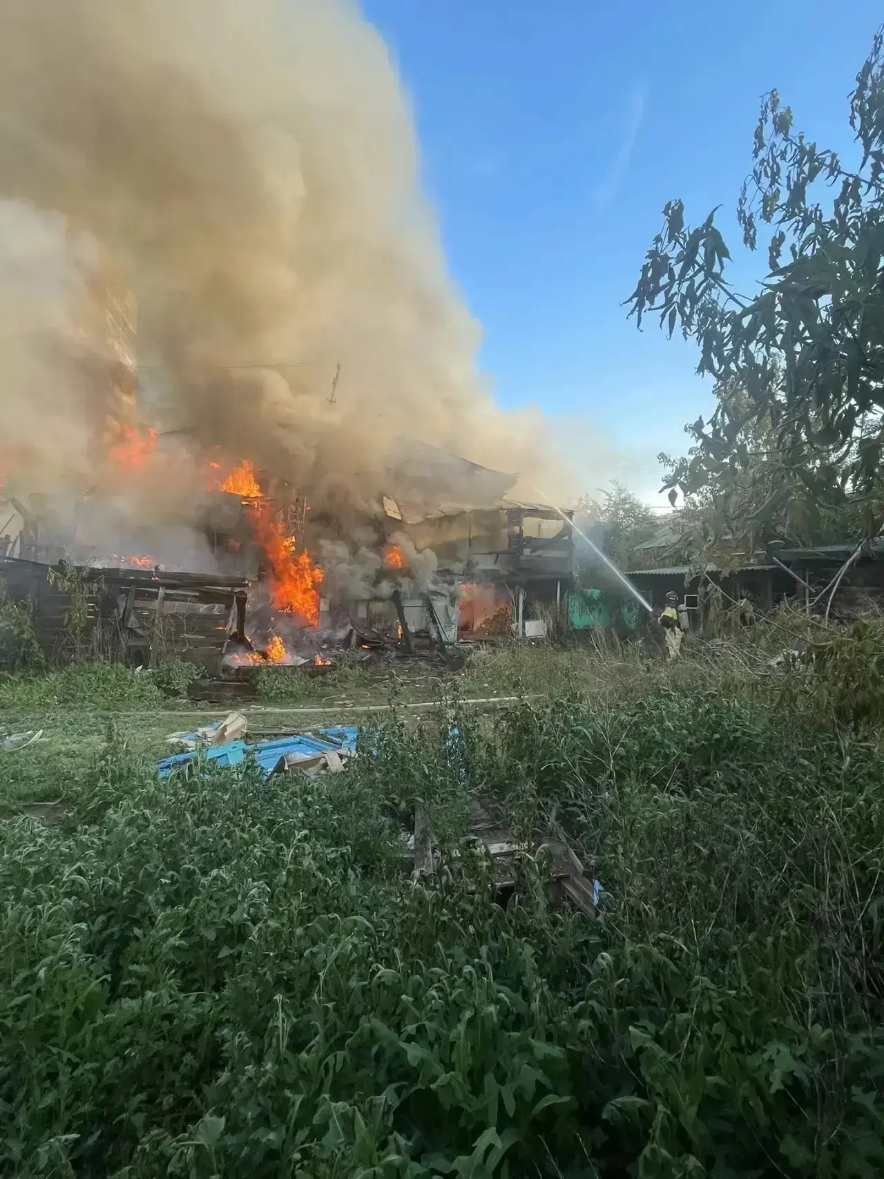 ‼️В центре Оренбурга горит двухэтажный дом 

На улице Рыбаковской, 36 загорелся нежилой двухэтажный 