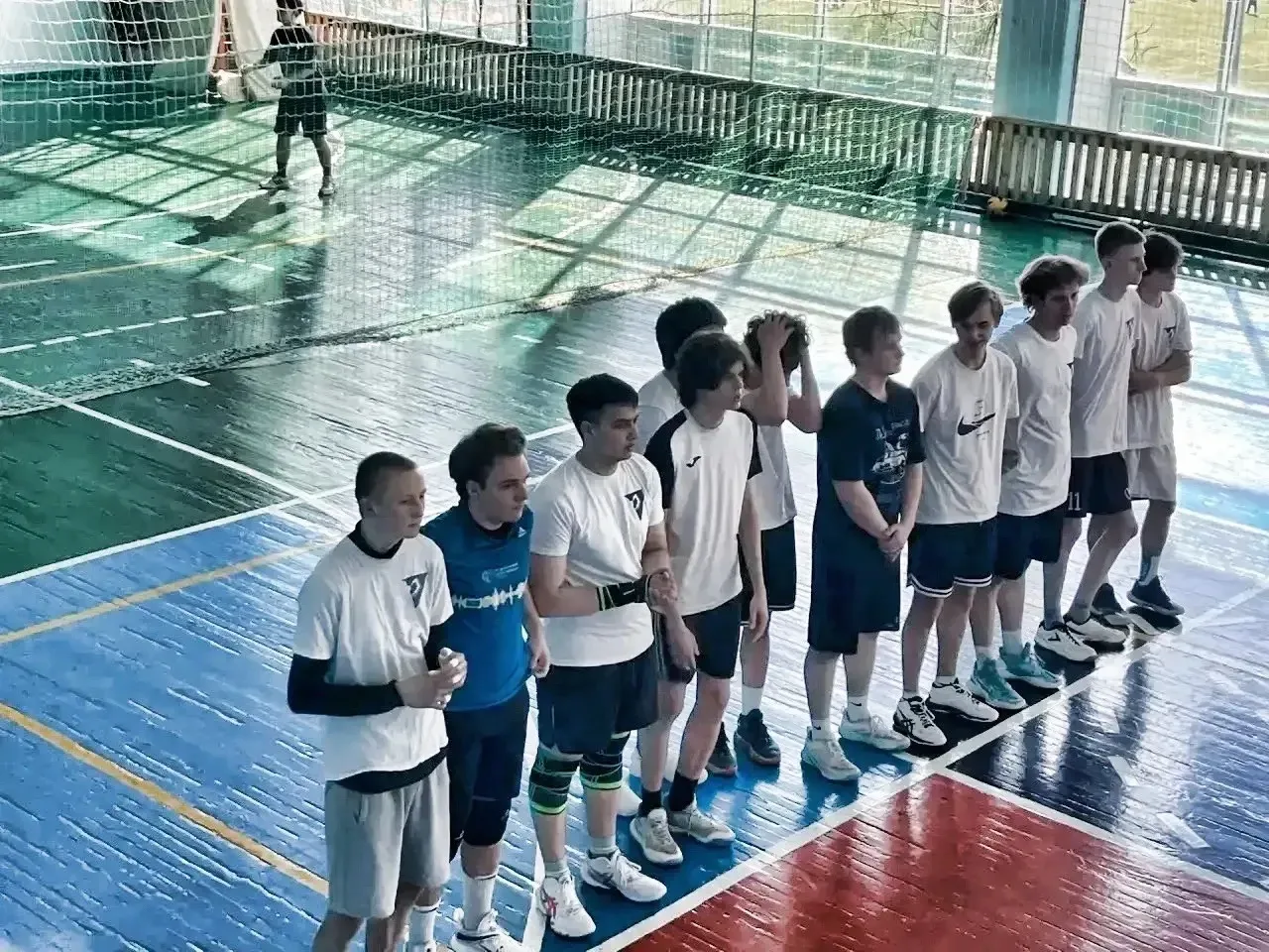 🌿🌿🌿🏐🏐 
В преддверии 9 Мая на базе ФСК Судостроитель прошли соревнования по волейболу среди юнош