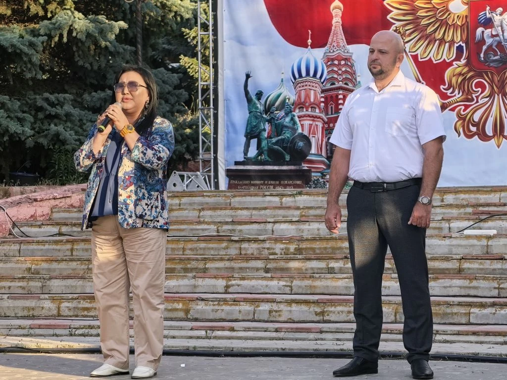 Володарцев поздравляют глава района Р. Рамазанова и председатель Совета Федор Королевский.

Р. Рамаз