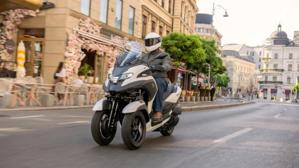 Yamaha представила первый в мире трёхколесный скутер Tricity 300 2026 со встроенной под...