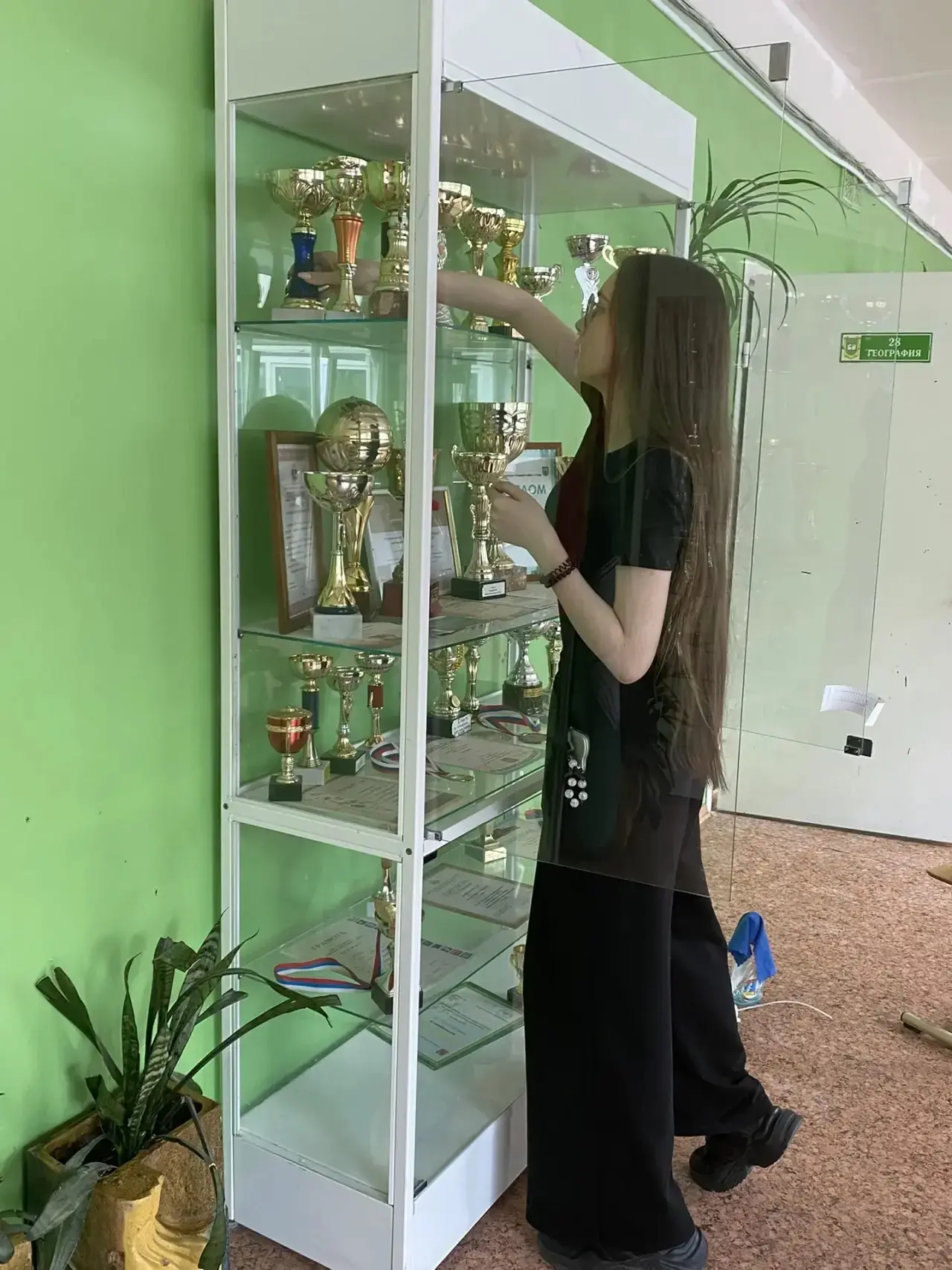 Вклад в уют родной школы: летнее трудоустройство учеников 💪🏻

В нашей школе летние каникулы для ча