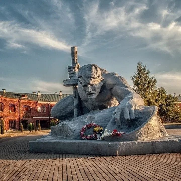 Юлия Друнина

В канун войны

Брест в сорок первом.
Ночь в разгаре лета.
На сцене — самодеятельный хо