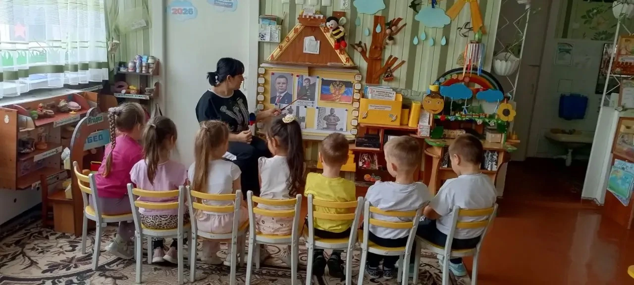 В средней группе √10 "Звёздочка" была проведена беседа "Герой, оставивший след: память ...