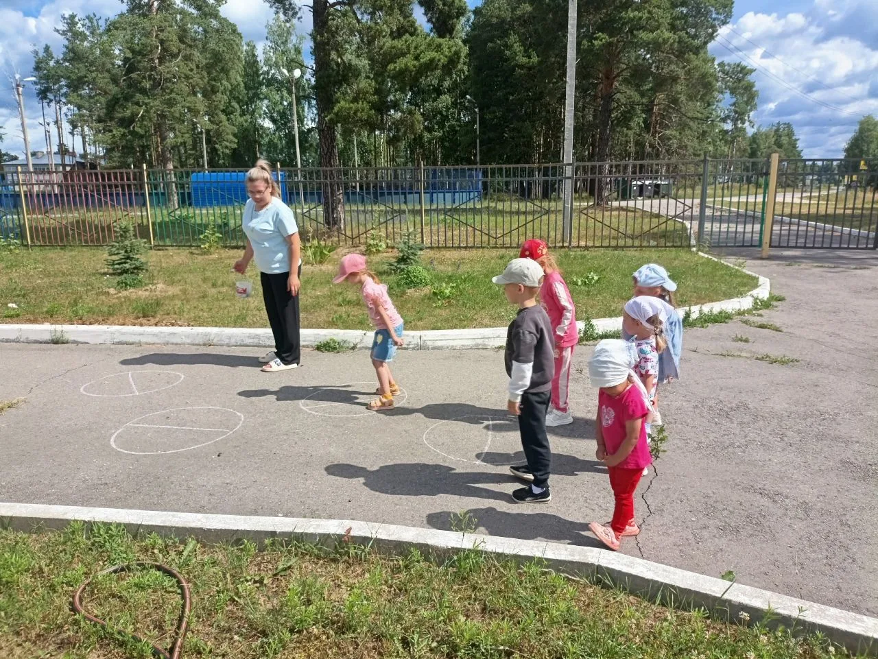 Сегодня отмечается День подвижных игр. На прогулке  у нас был настоящий марафон веселья...